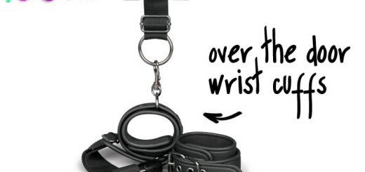 Dit is een afbeelding van over the door wrist cuffs handboeien